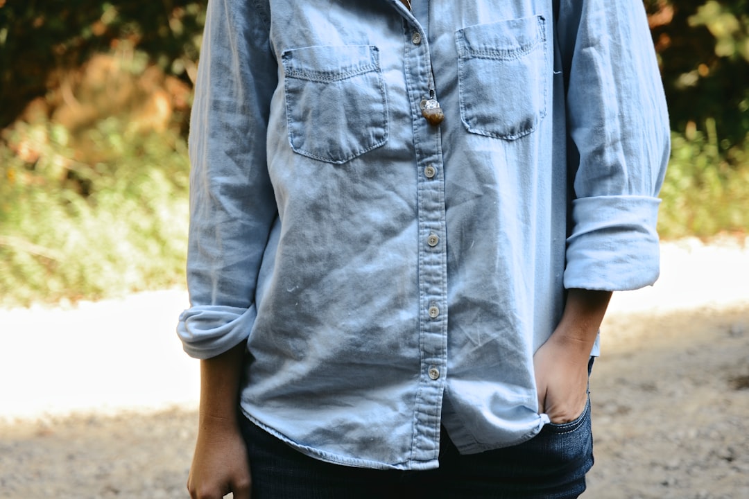 8 façons de porter une chemise en chambray avec style