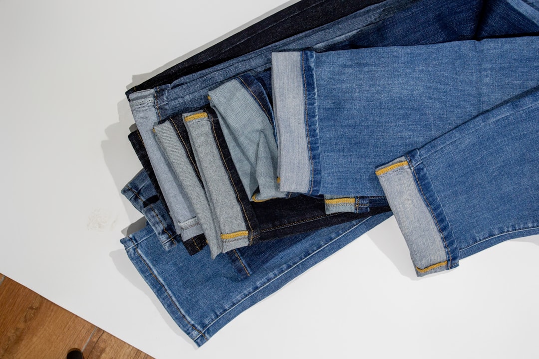 Les meilleurs jeans sans déchirures : élégance intemporelle pour toutes les occasions